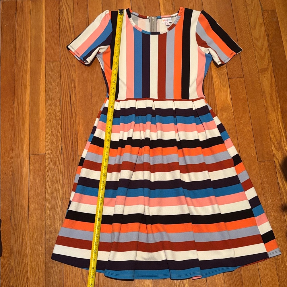 LuLaRoe Amelia striped dress in crepe material with pockets - Picture 15 of 16